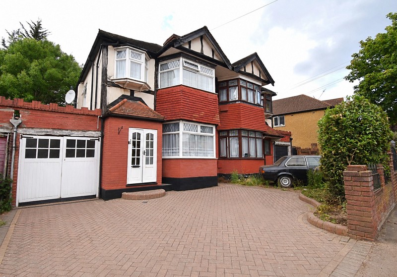 Larkshall Road